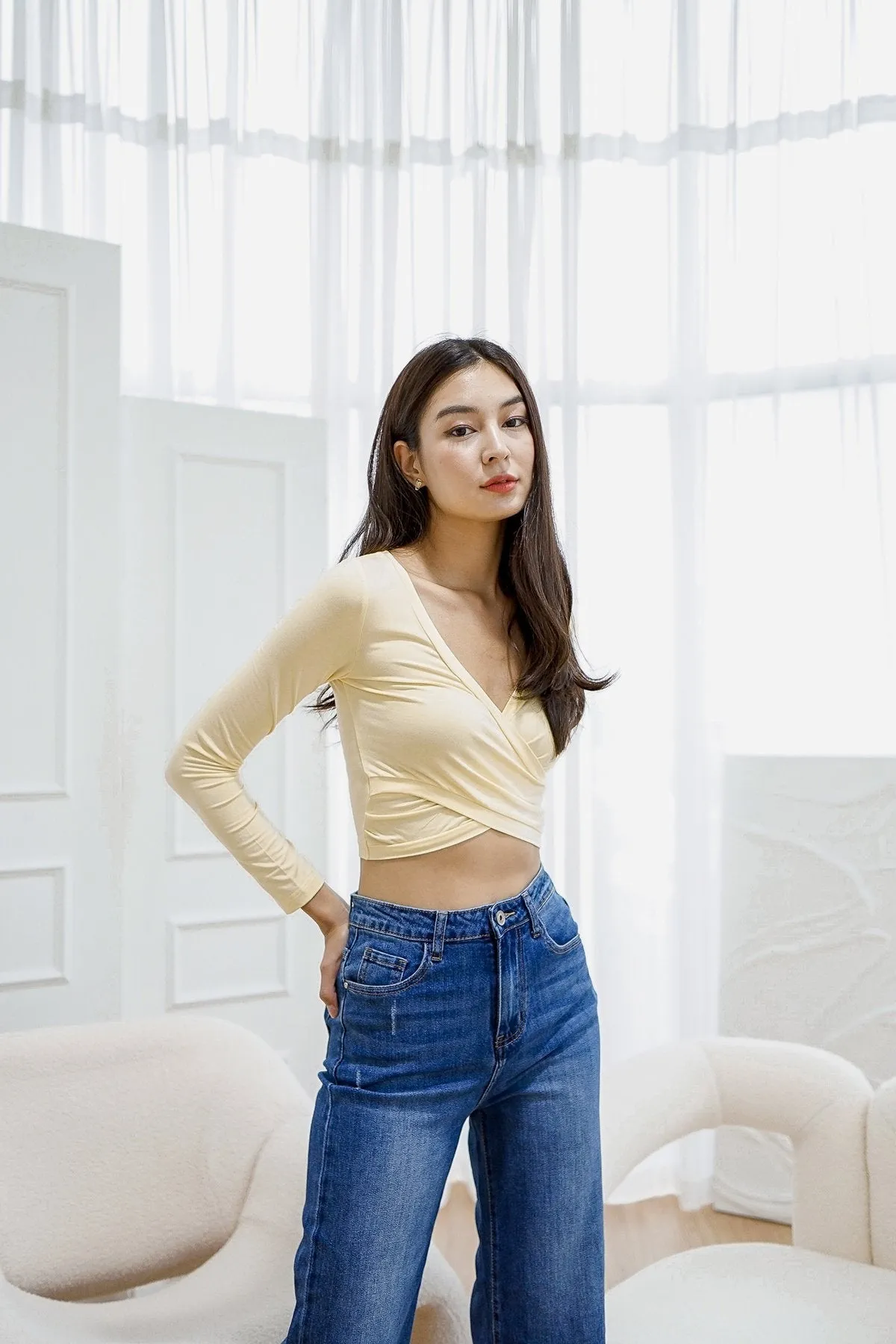 MADEBYNM BASICS EVIE V-NECK LONG SLEEVE CROPPED TOP IN PALE DAFFODIL