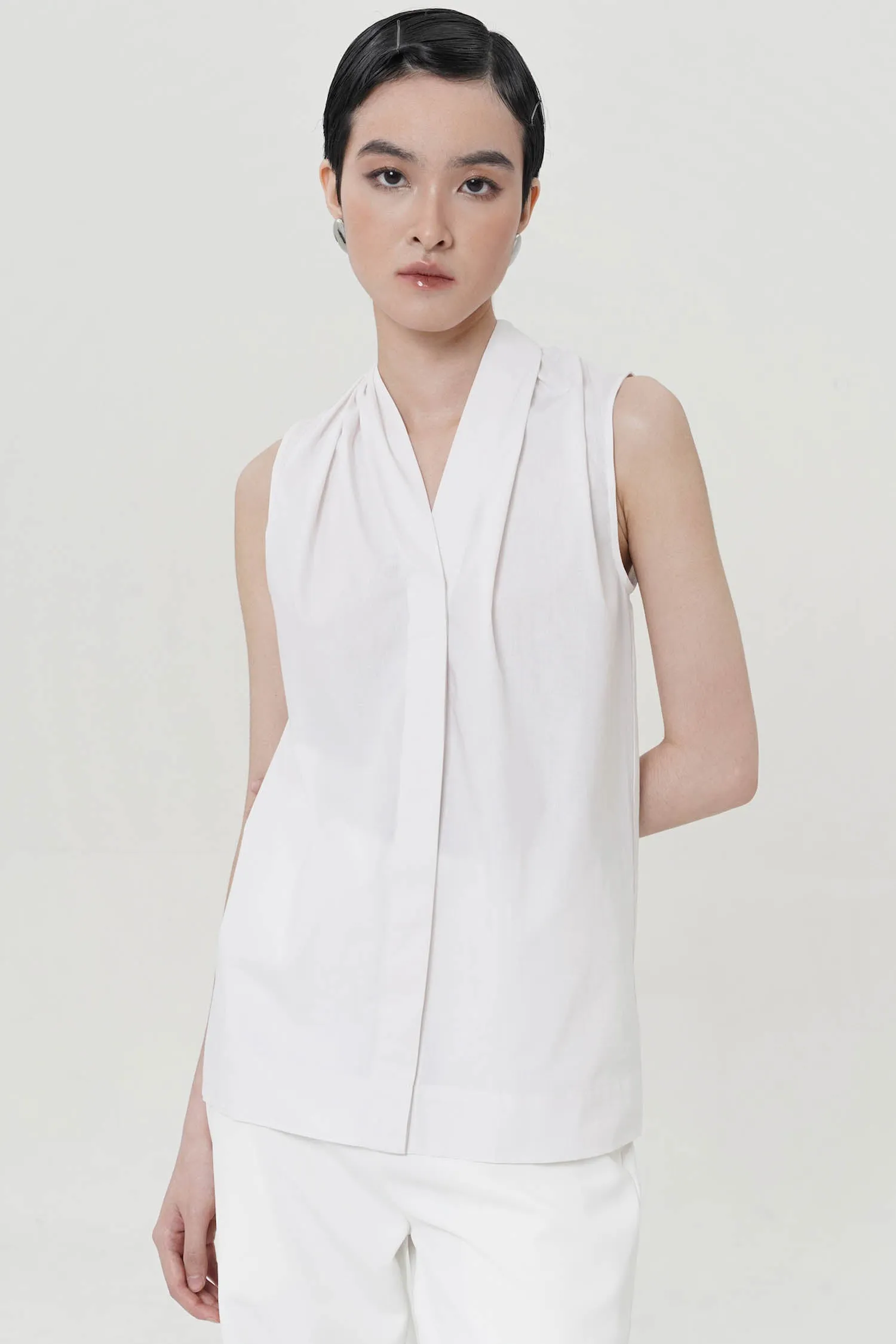 Shane Sleeveless Shirt In White