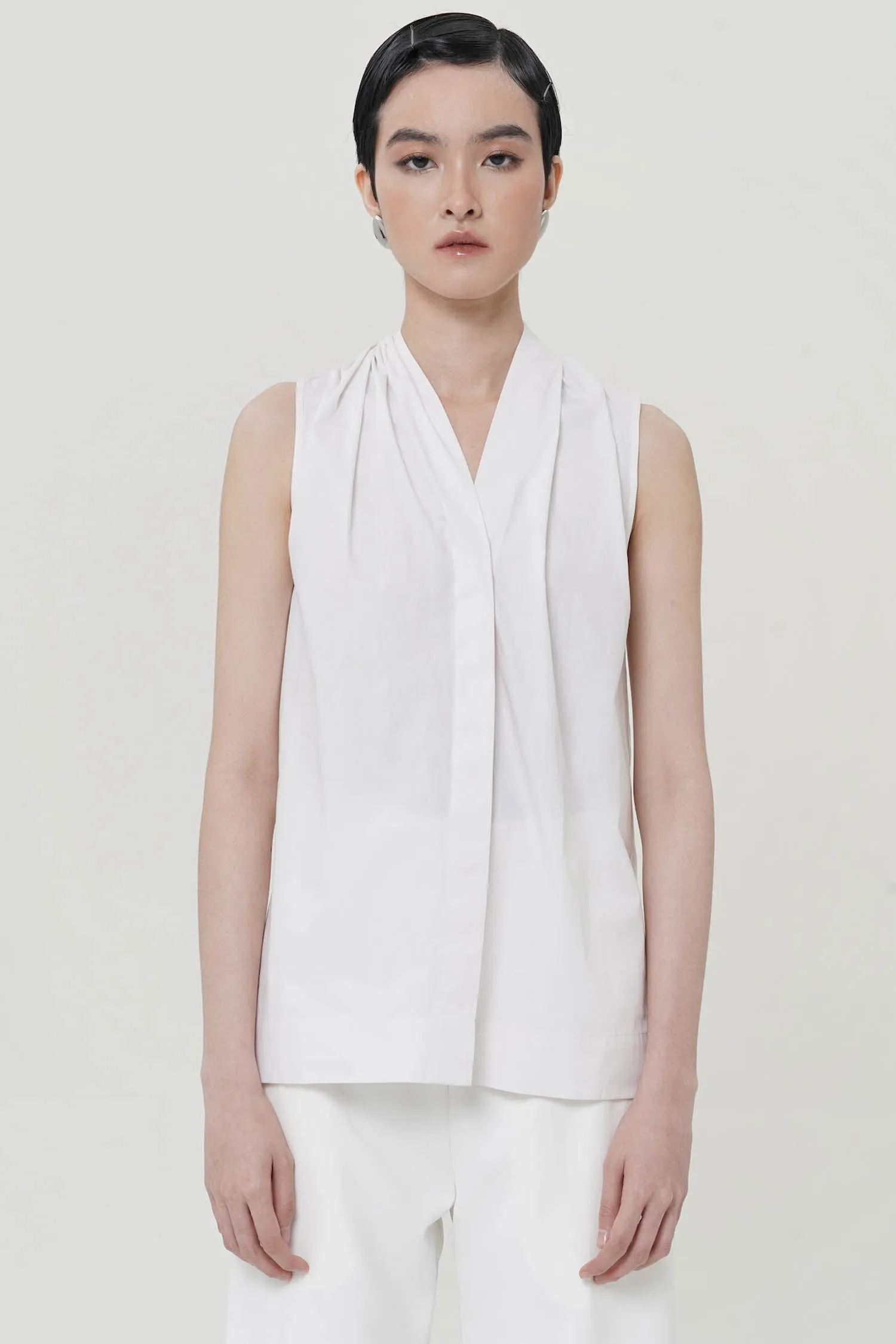 Shane Sleeveless Shirt In White