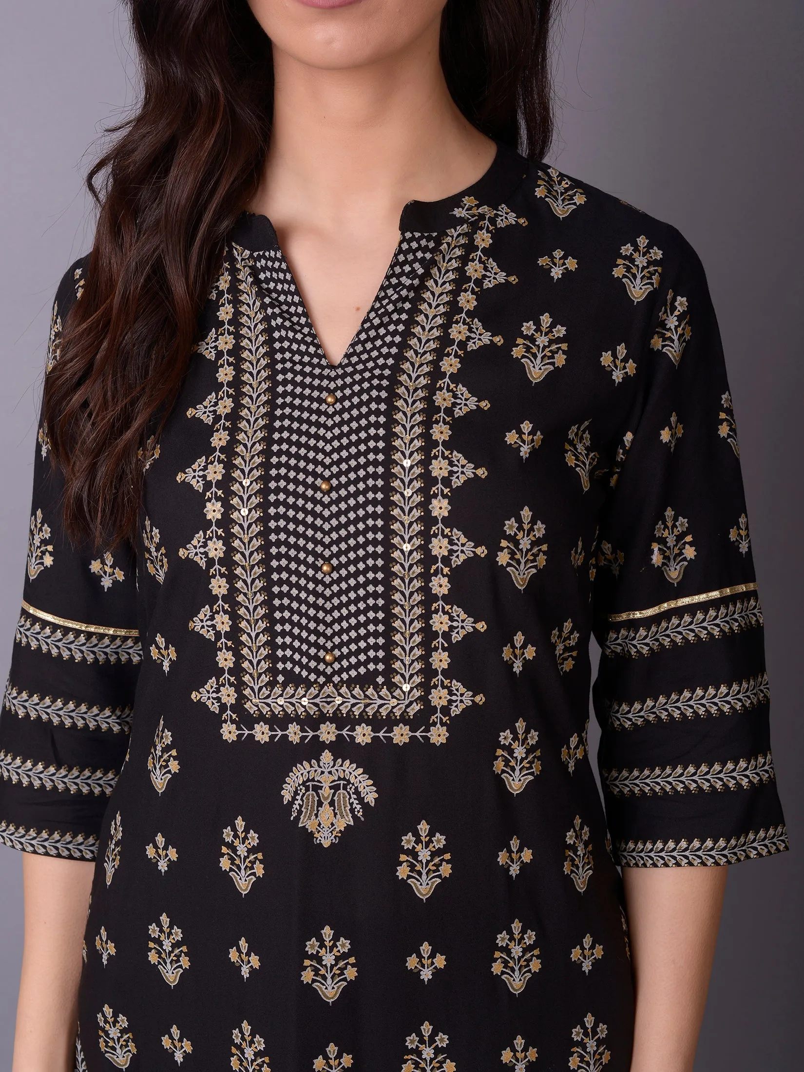 Women Black Floral Printed Kurta With Trouser