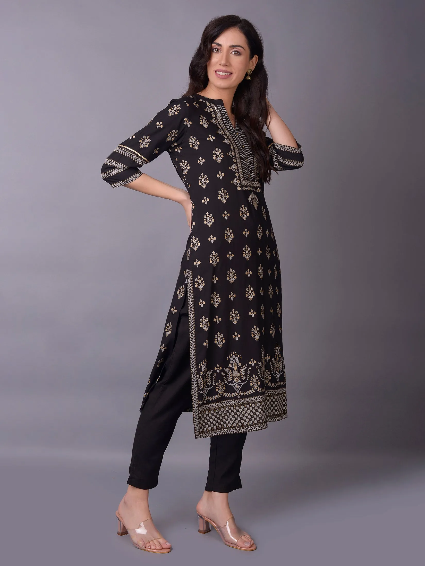 Women Black Floral Printed Kurta With Trouser