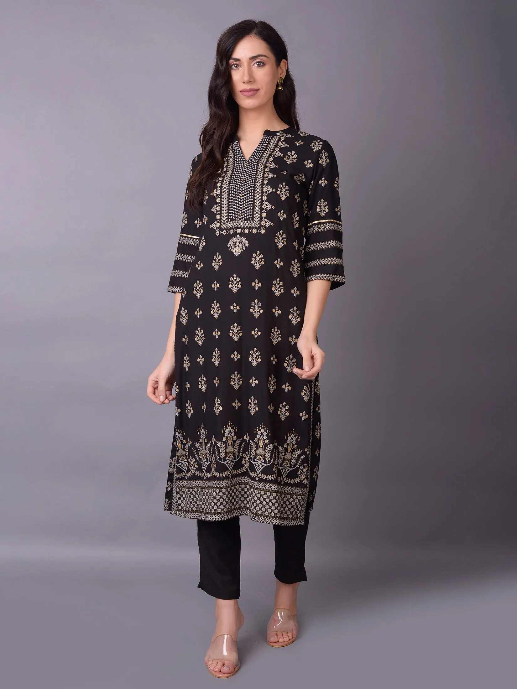 Women Black Floral Printed Kurta With Trouser