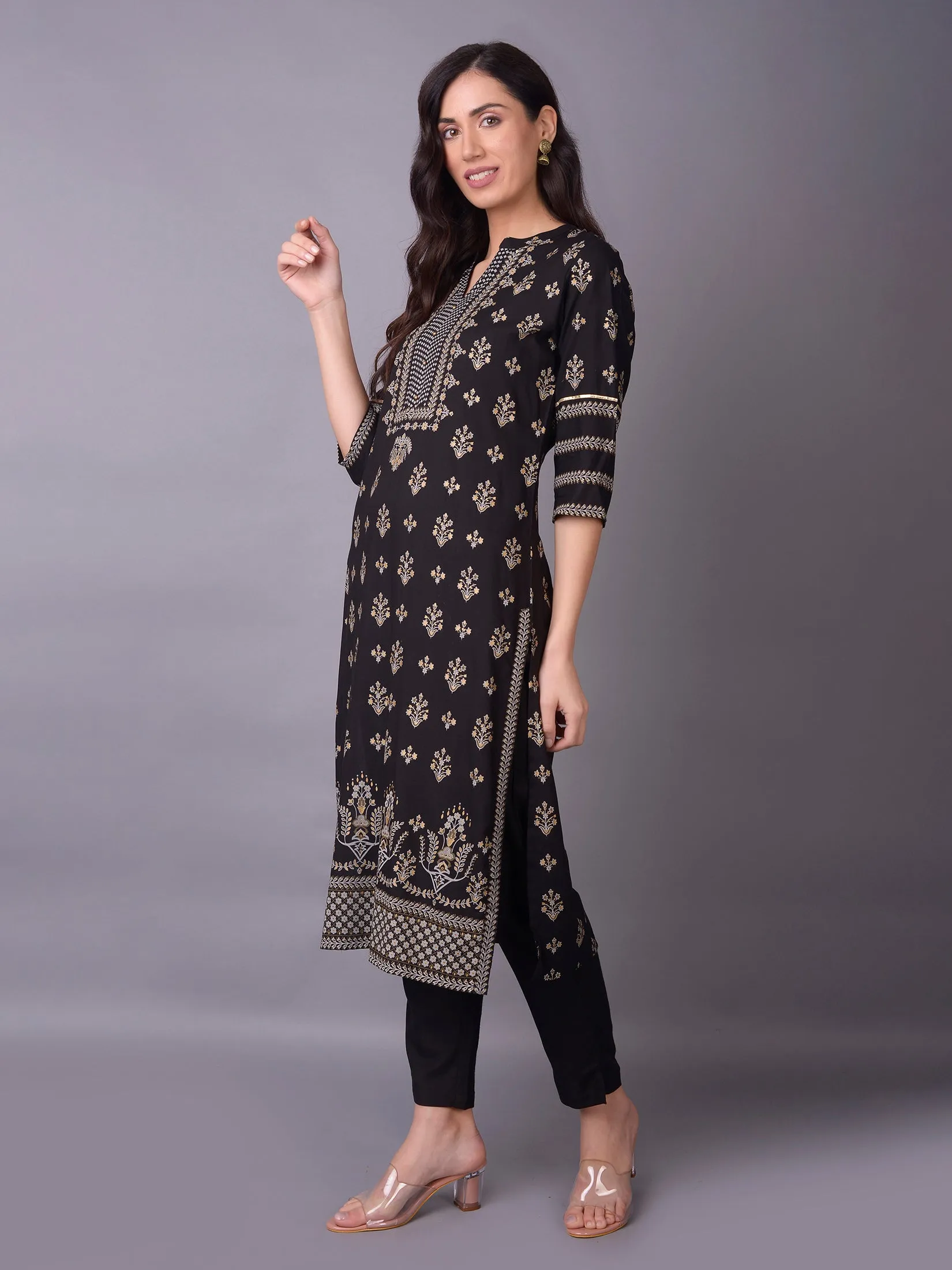 Women Black Floral Printed Kurta With Trouser