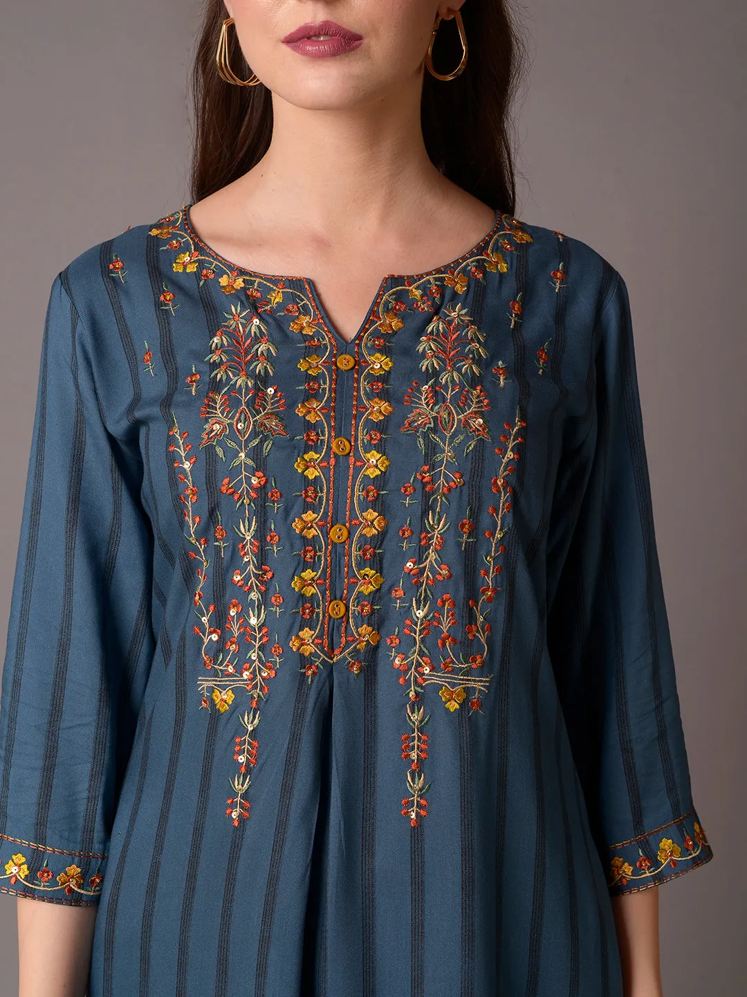 Women Teal Embroidered Kurta With Trouser