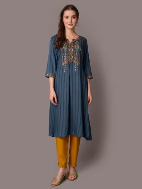 Women Teal Embroidered Kurta With Trouser